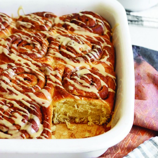 Brioches à la cannelle et à l’érable, glaçage à l’érable