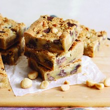 Blondies aux morceaux de chocolat au lait, à l’érable et aux noix de macadamia