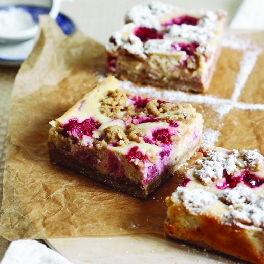 Barres de gâteau au fromage croquantes à l’érable et aux framboises